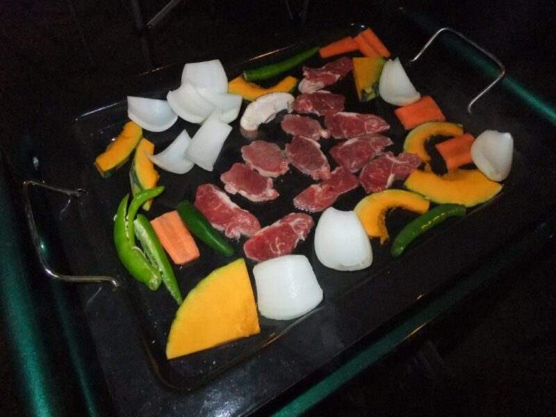 肉と野菜を焼いているところ
