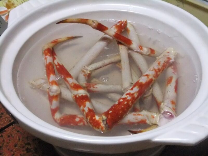 蟹の足が鍋に入る