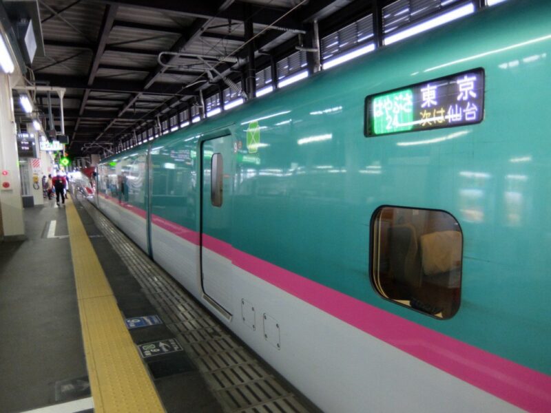 東京行きの新幹線を見送る