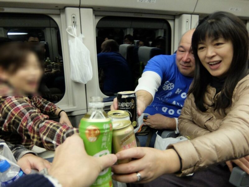 新幹線車内で乾杯