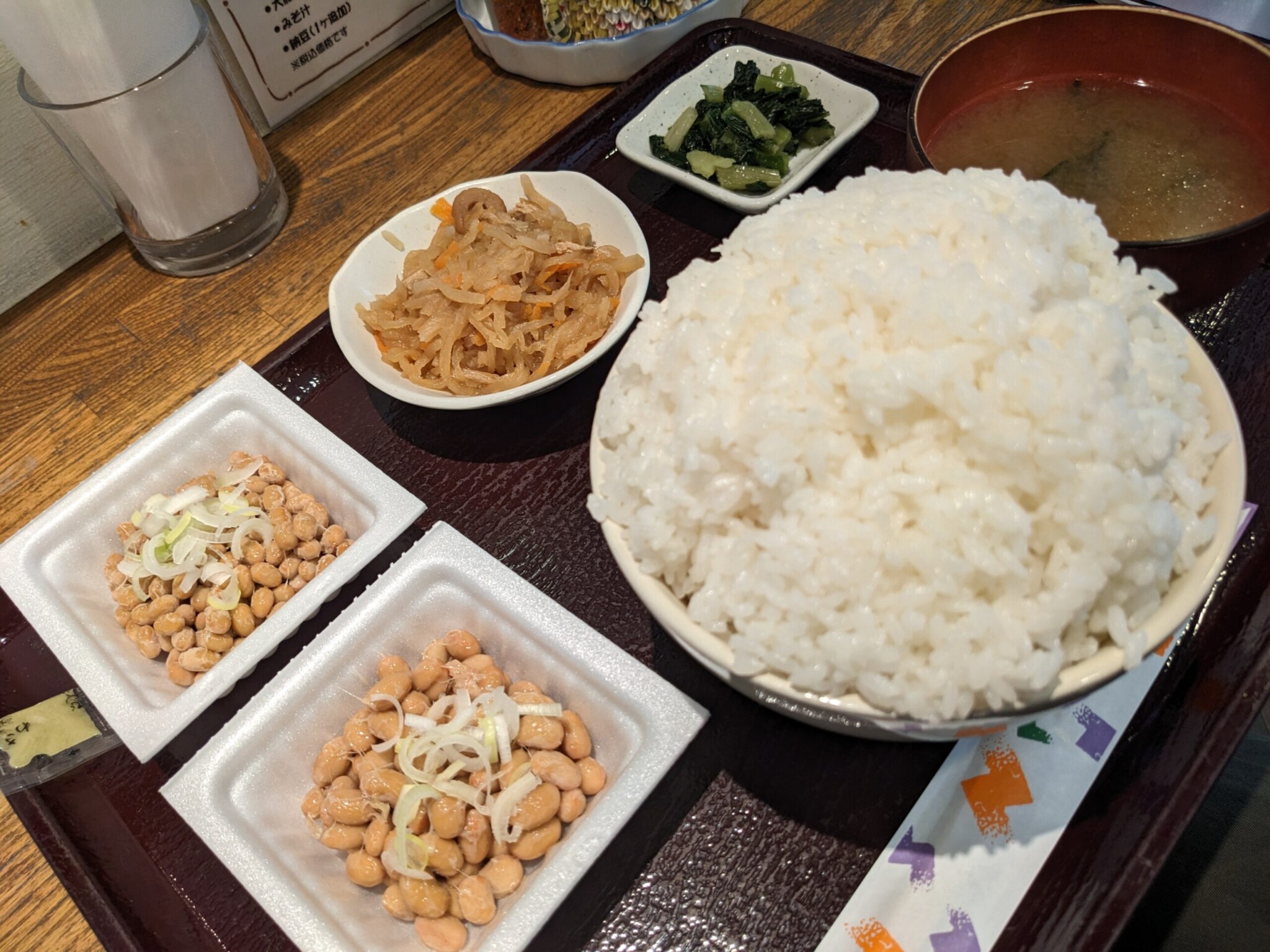 納豆食べ放題定食」という存在に驚きつつも、納豆を食べ放題する