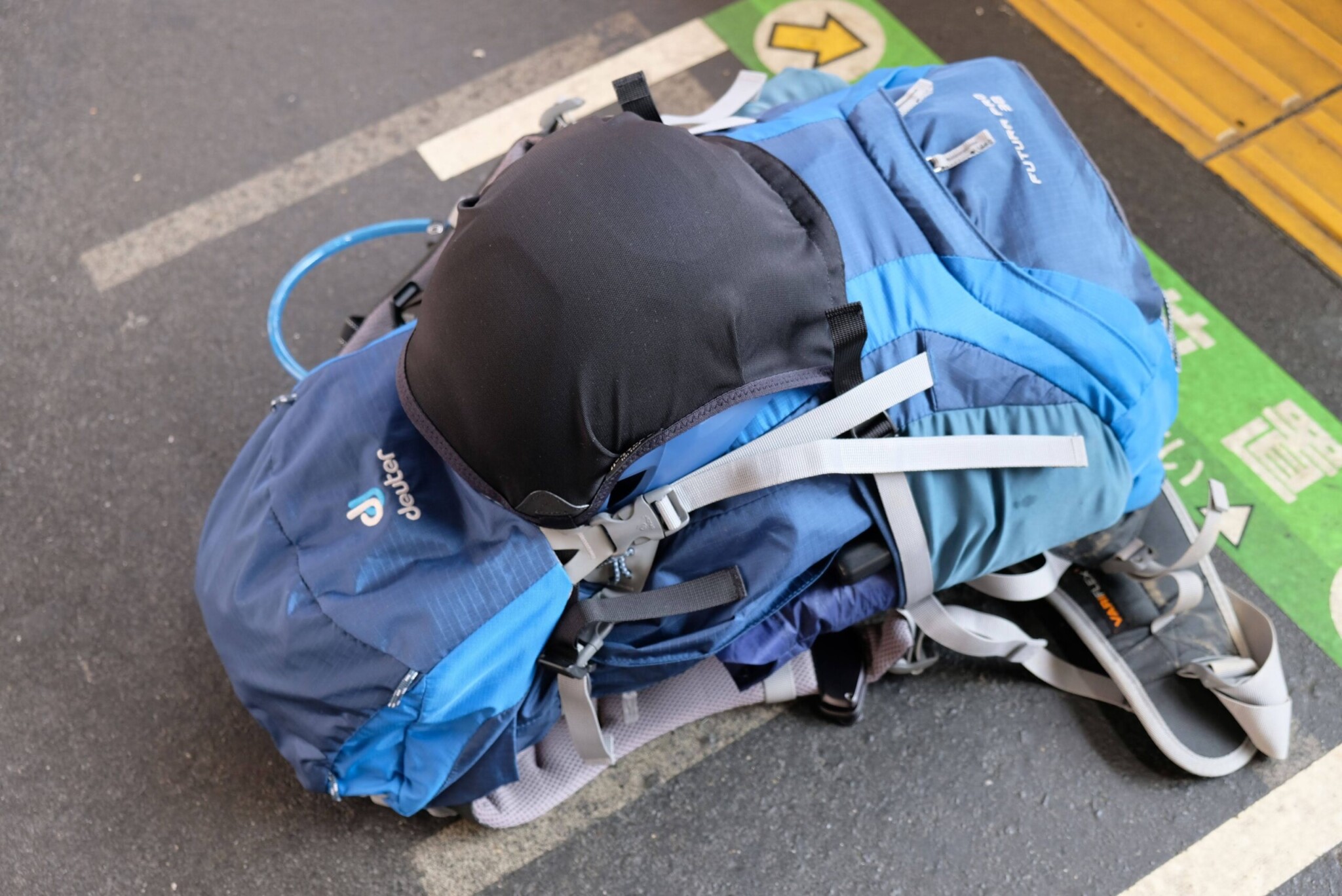 ドイターのザックに登山用ヘルメットを外付け。御嶽山特有の火山対策仕様。