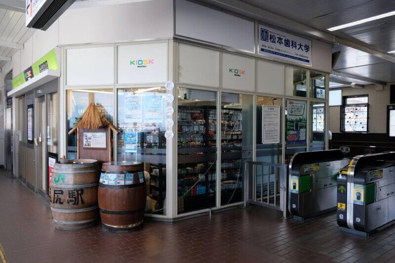 塩尻駅改札横。ワイン樽のディスプレイが信州の風情を醸し出すNewDays。