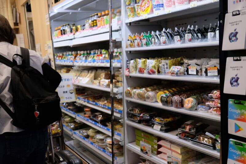 売店内の食料棚。登山中の行動食や昼食の確保は死活問題。