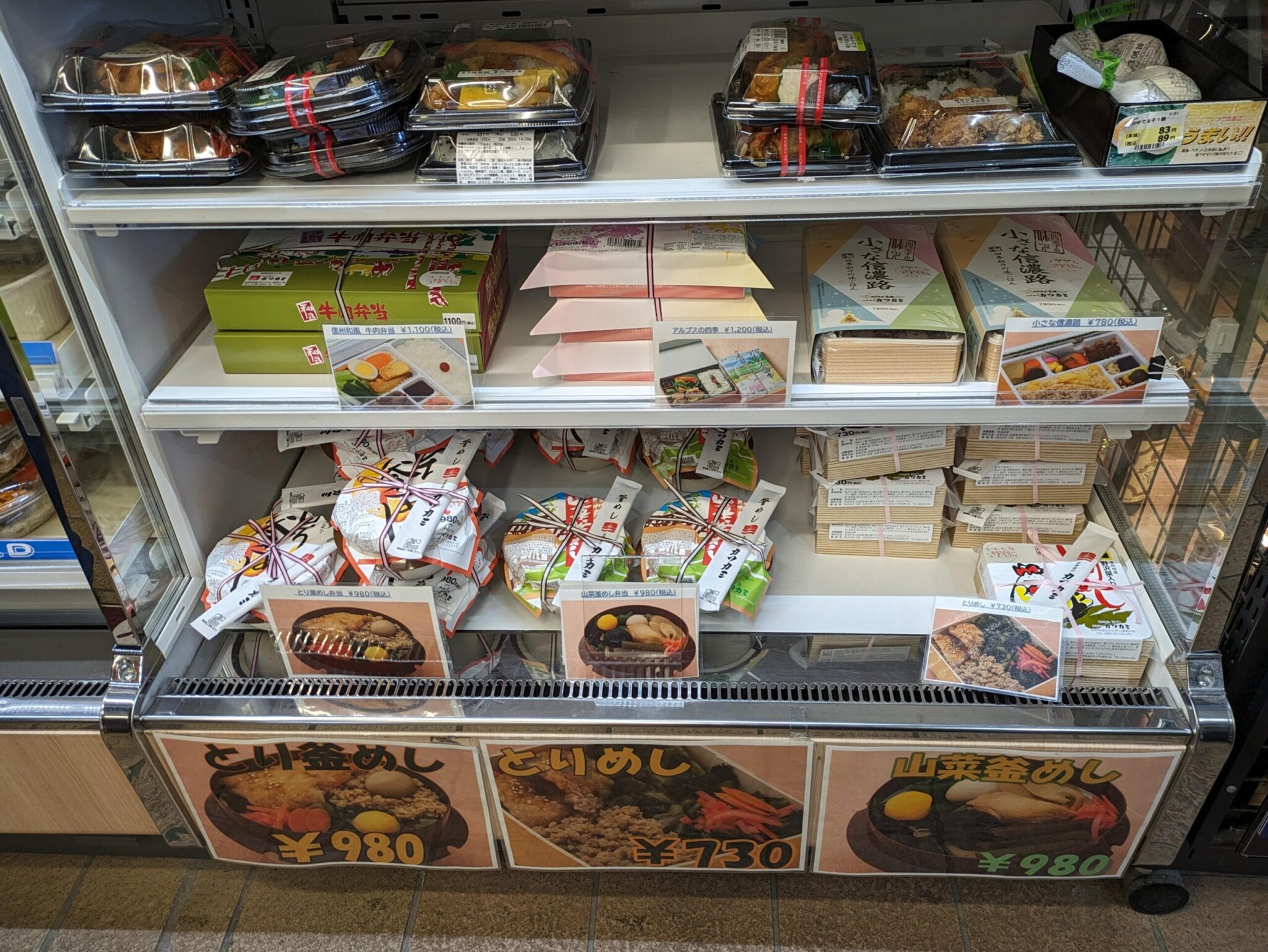 塩尻駅売店の弁当棚。「とりめし」など信州定番が並ぶ。おかでん氏の登山前兵站確保の重要拠点。
