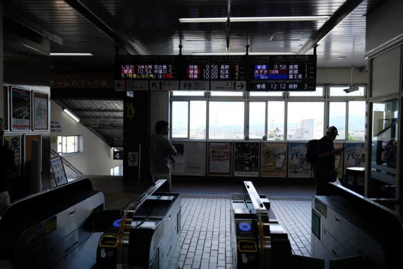 塩尻駅の電光掲示板。中央本線の分岐点としての情報が凝縮されている。