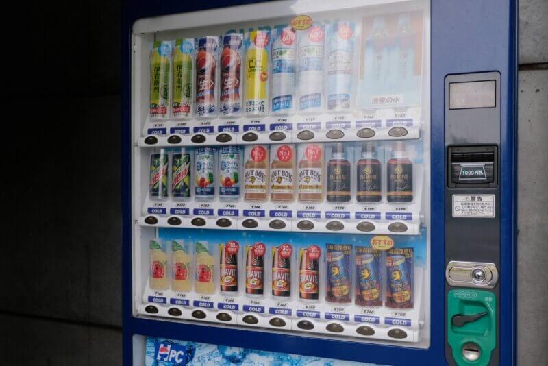 斜里岳登山口付近の自動販売機。コーラやコーヒー、清里の水などが販売されている。