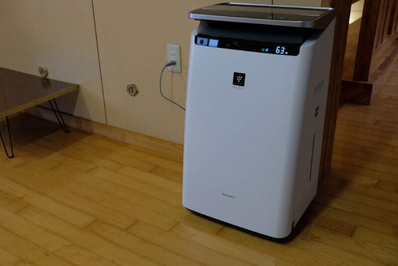 稼働中のシャープ製加湿空気清浄機。湿度は63%を表示。
