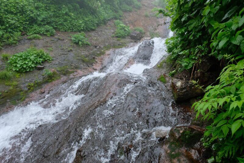 岩肌を激しく流れ落ちる水のクローズアップ