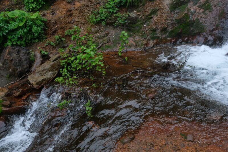 赤茶けた川底を流れる穏やかな水流
