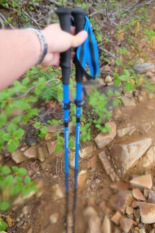 展開したストックを地面に突いた登山中の主観視点
