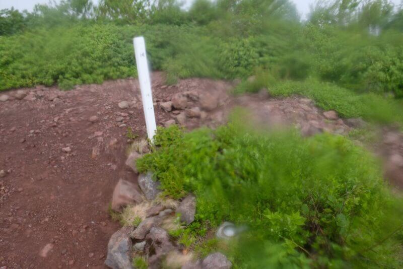 環境庁の杭が立つ斜里岳の三角点付近