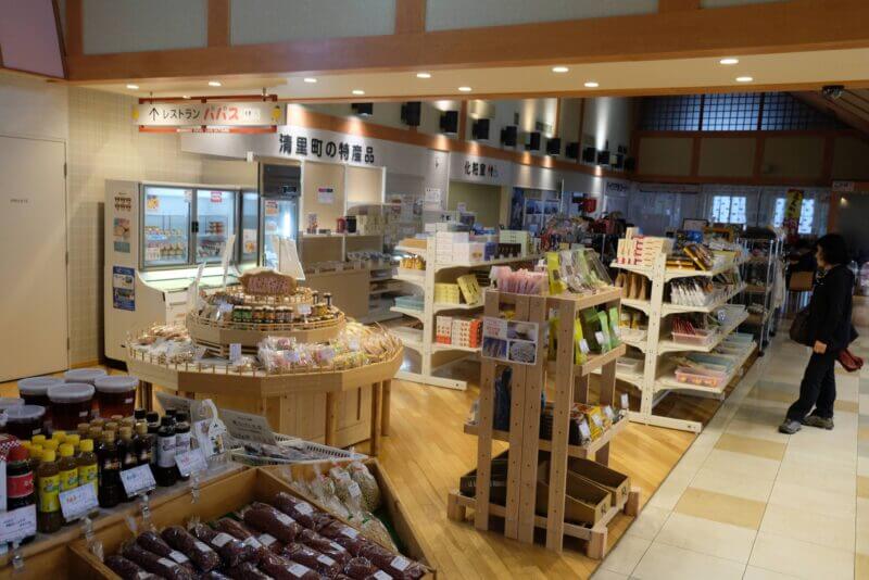 道の駅しゃり内部の特産品売り場。木製の棚に清里町の特産品