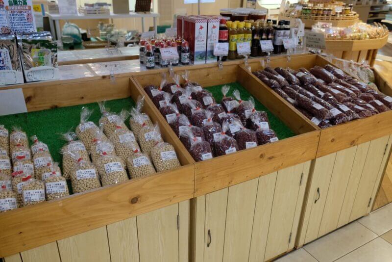 陳列棚に並ぶ清里産の小豆や大豆