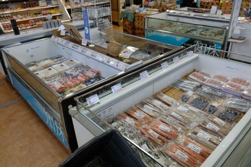 知床の土産物店で販売されているホッケや鮭などの海産物加工品が並ぶ冷凍・冷蔵ケース。