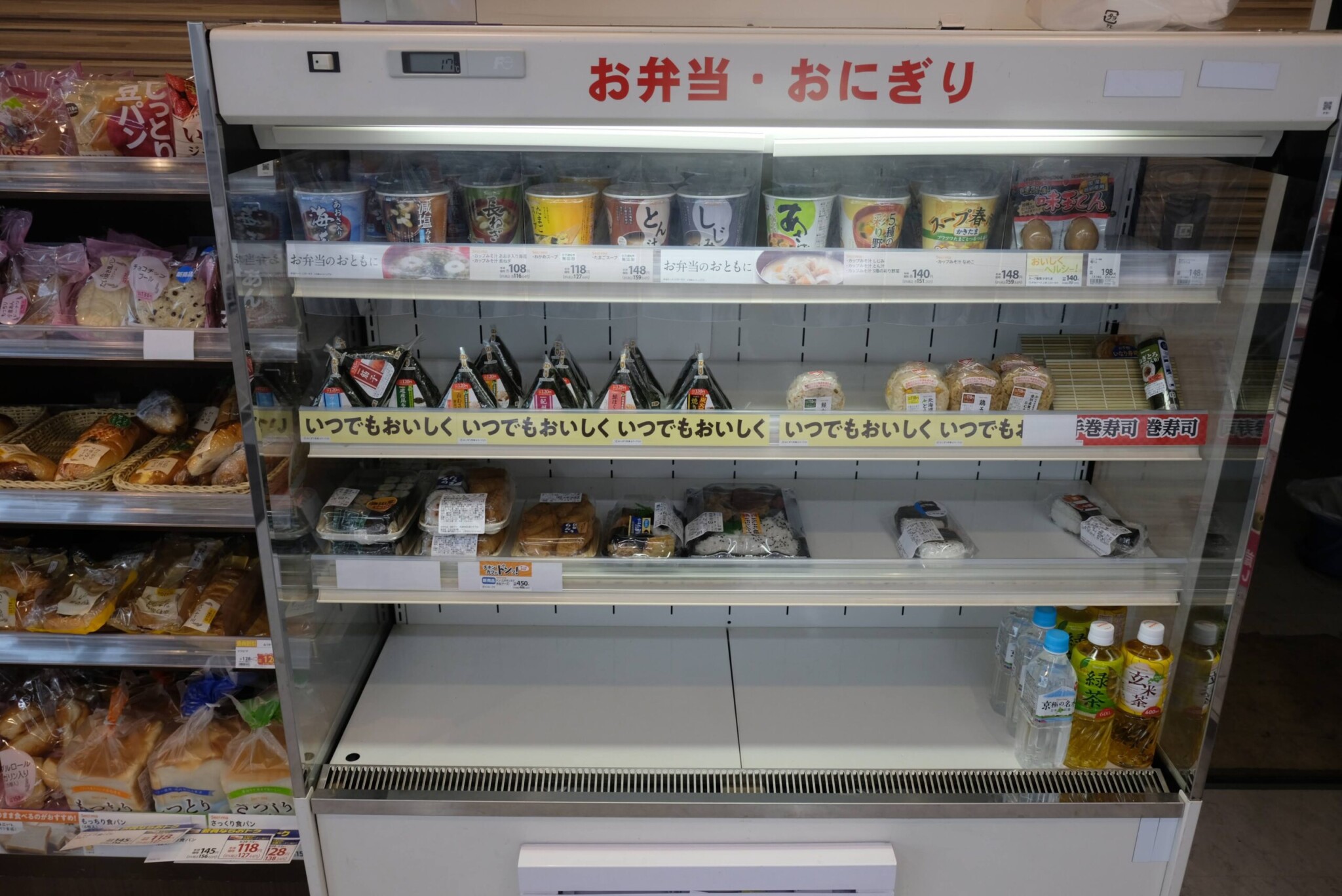 セイコーマート店内の棚。お弁当コーナーの在庫が少なくなっている様子。