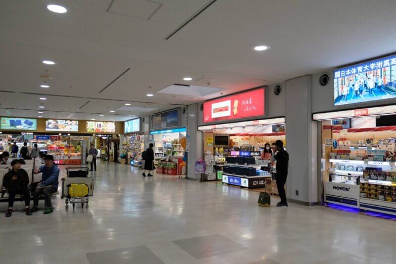 女満別空港の広々としたお土産物・ショッピングエリアの様子