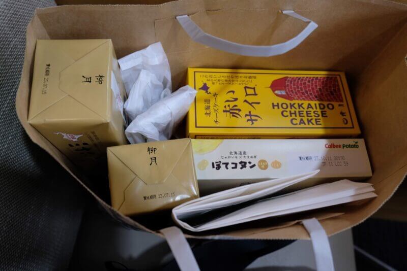 女満別空港で購入した赤いサイロ、三方六、ぽてコタンなどのお土産