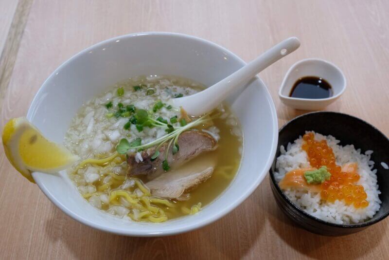 提供された塩ラーメンとミニいくらサーモン丼のセット。ラーメンにはレモンと刻み玉ねぎがトッピングされている。