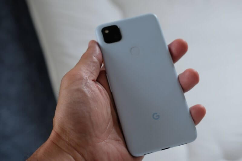 水色のGoogle Pixelスマートフォンの背面、指紋センサーとカメラユニット