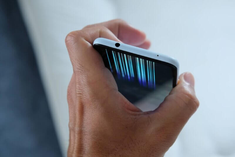 3.5mmイヤホンジャックがあるスマートフォンの天面と、液晶に走る激しいノイズ