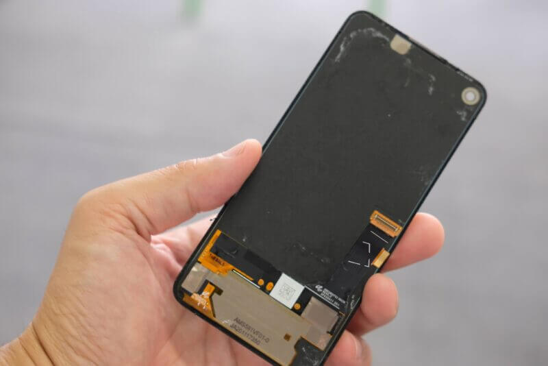 本体から取り外されたスマートフォンの液晶パネル裏側とフレキシブル基板