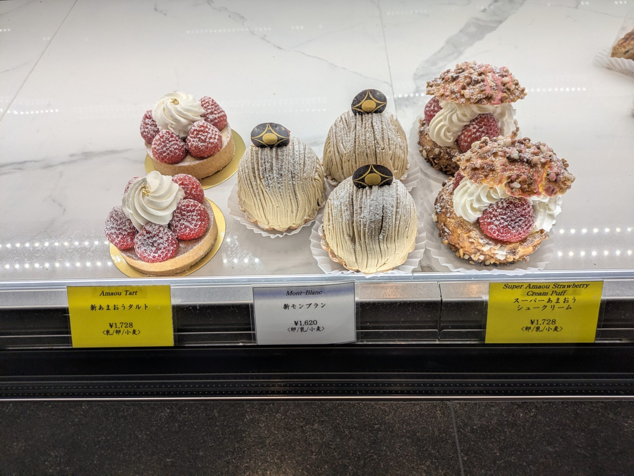 新モンブランやスーパーあまおうシュークリームのクローズアップ。