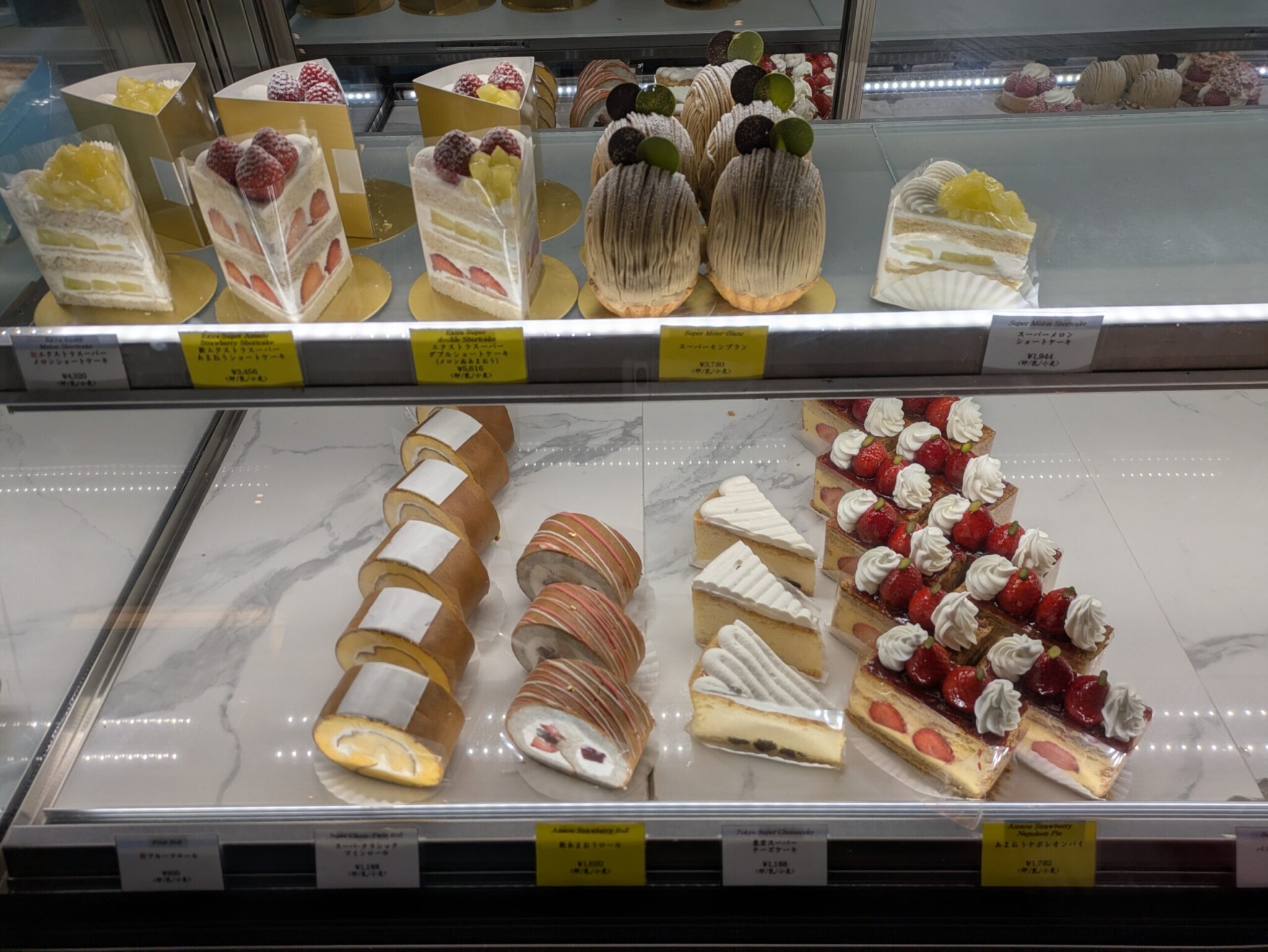 4,000円を超えるエクストラスーパーシリーズのケーキが並ぶ様子。