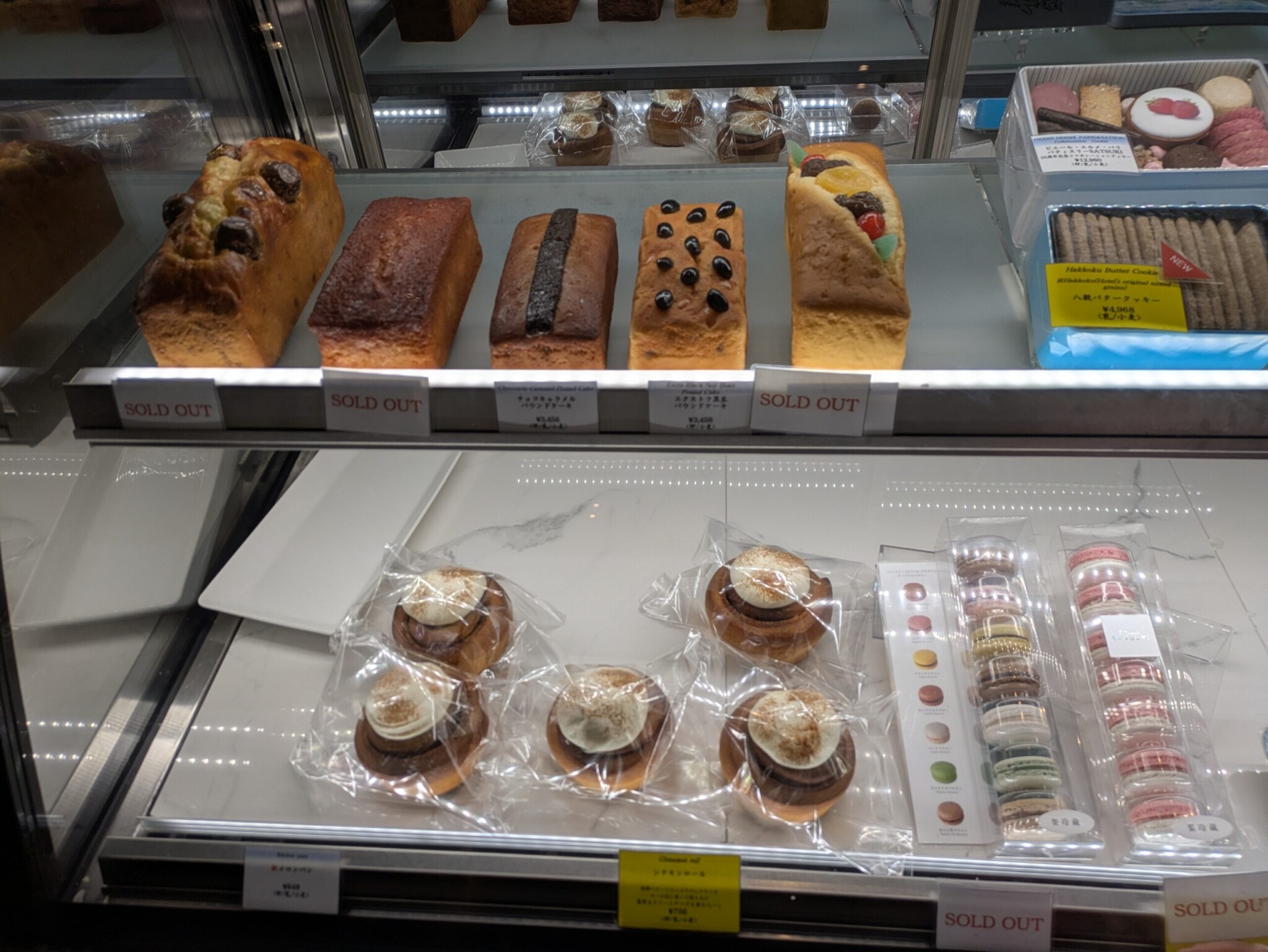 売り切れが目立つパウンドケーキとマカロンの棚。